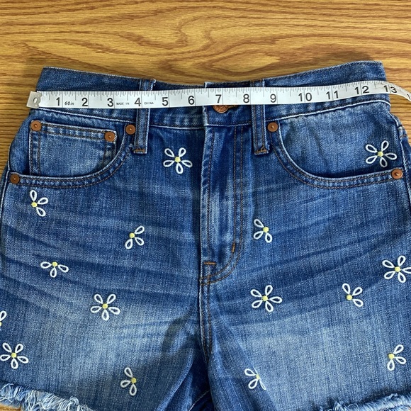 MADEWELL EMBROIDERED DAISY SHORTS size 24 - Picture 4 of 6